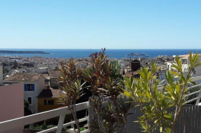 Terrasse et vue mer sur la baie de Cannes
